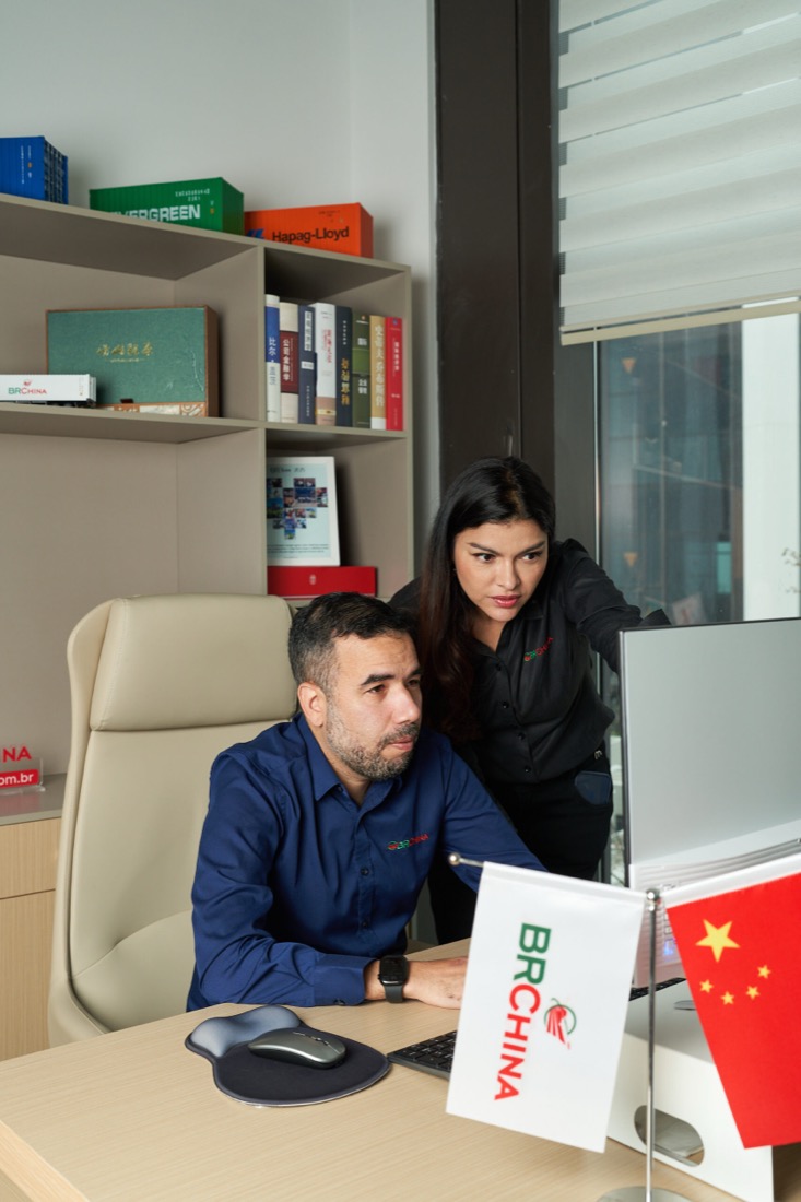 Equipe BRChina planejando a importação no escritório